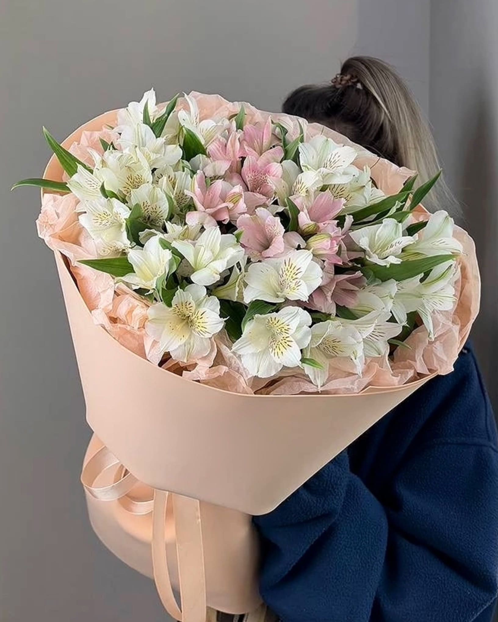 Нежная альстра